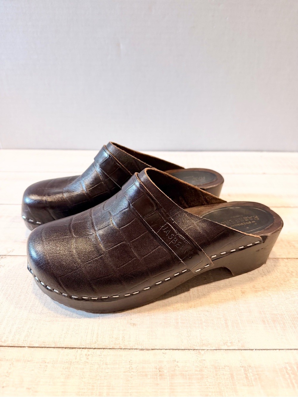 Swedish Hasbeens Husband Clogs Size 37 Brown Croc Embossed Leather Slide Mules